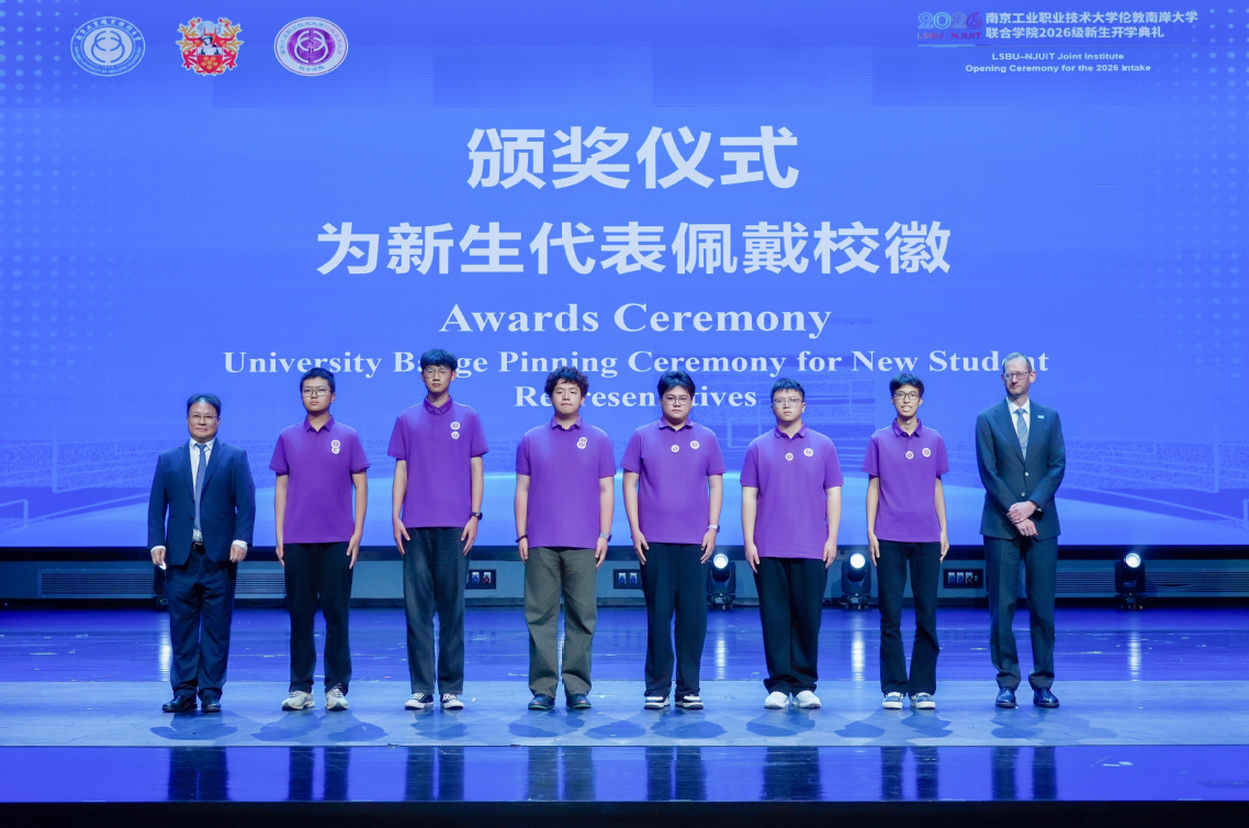 校徽佩戴仪式 校徽佩戴仪式